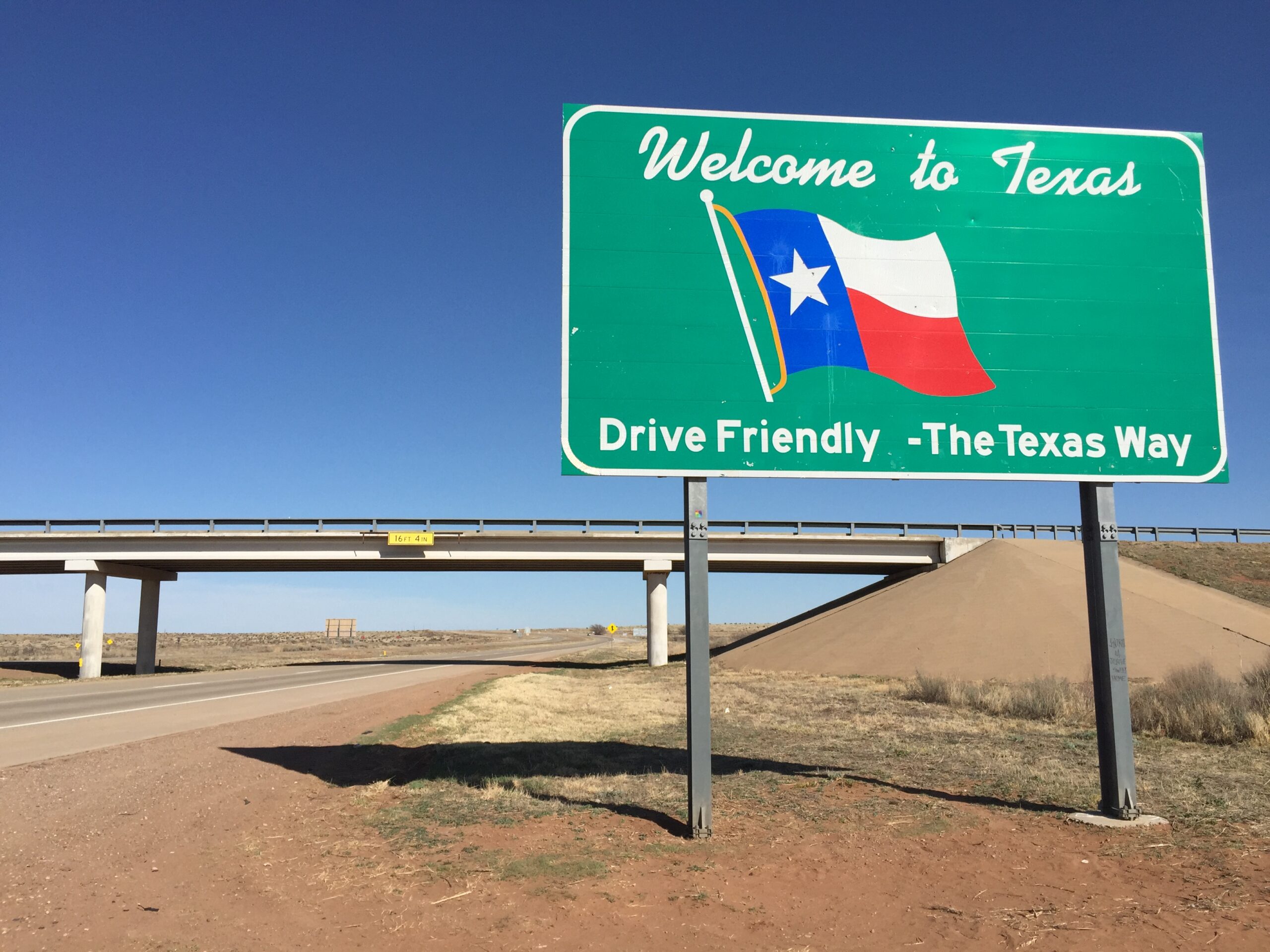 Letrero de bienvenida a Texas en la I-40: aquí toda placa temporal debe ser verificable