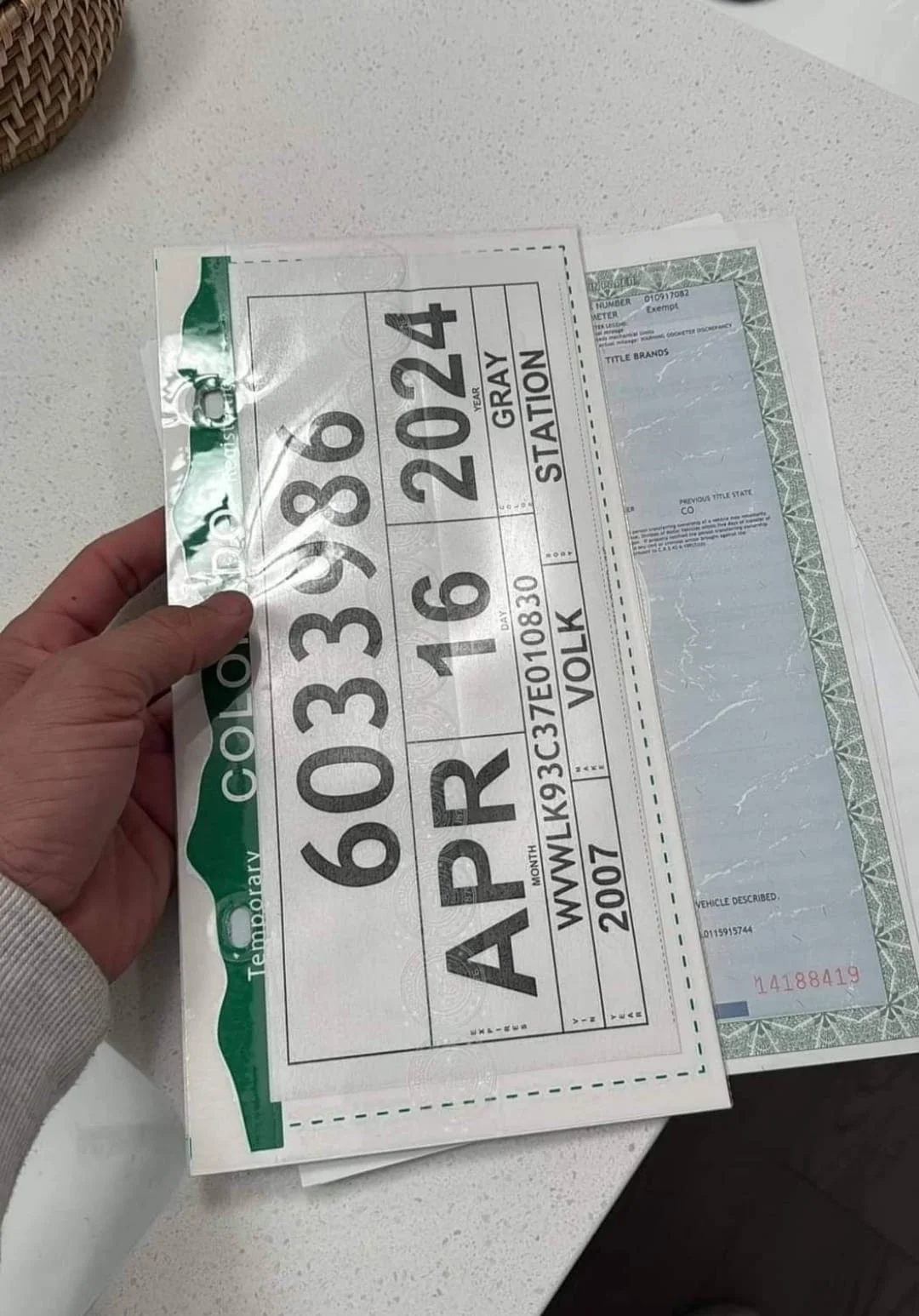 Ejemplo de placas temporales en Colorado emitidas por dealer licenciado