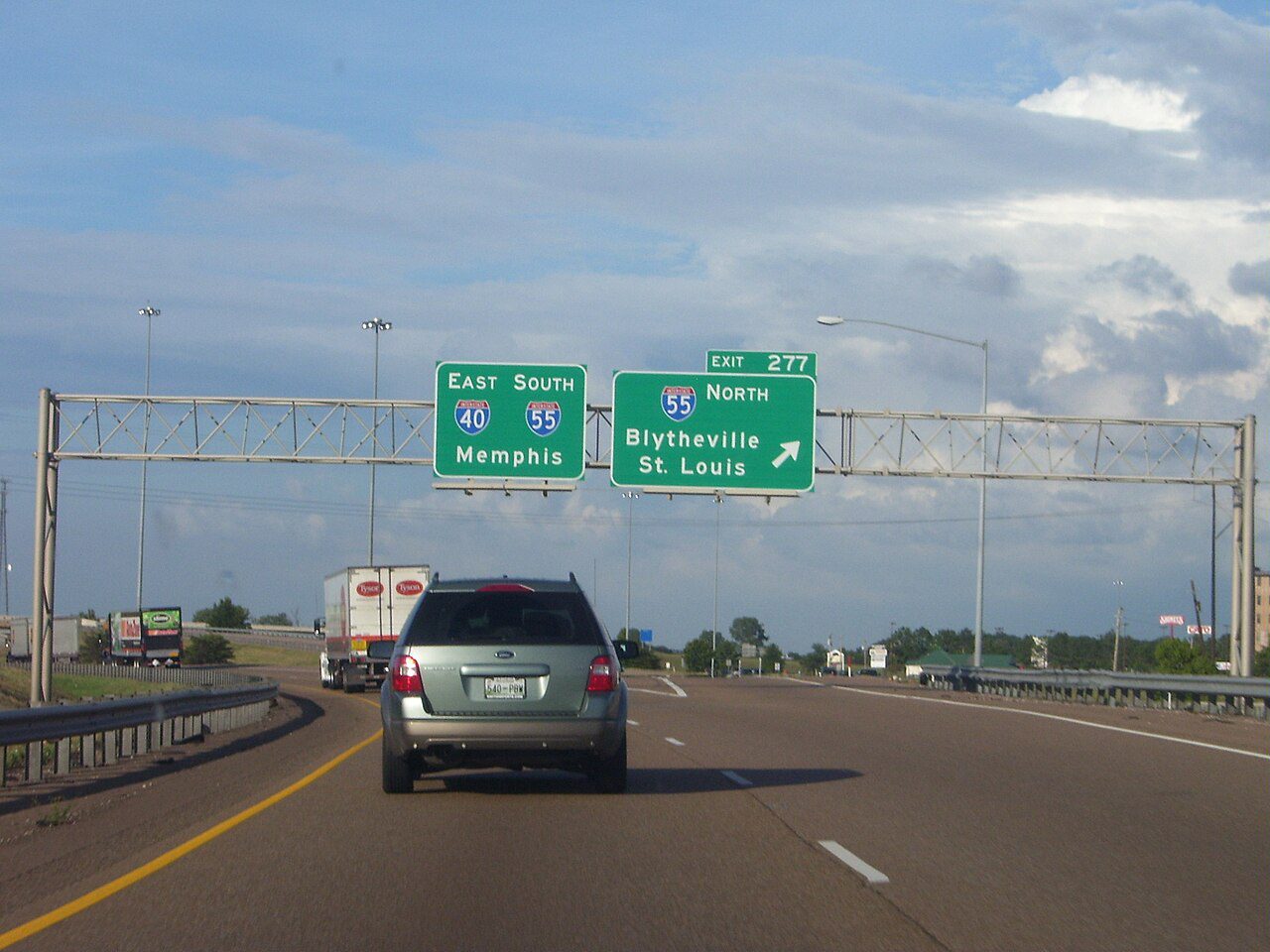 Vehículos en la Interestatal 40 de Arkansas, corredor Little Rock donde se usan placas temporales