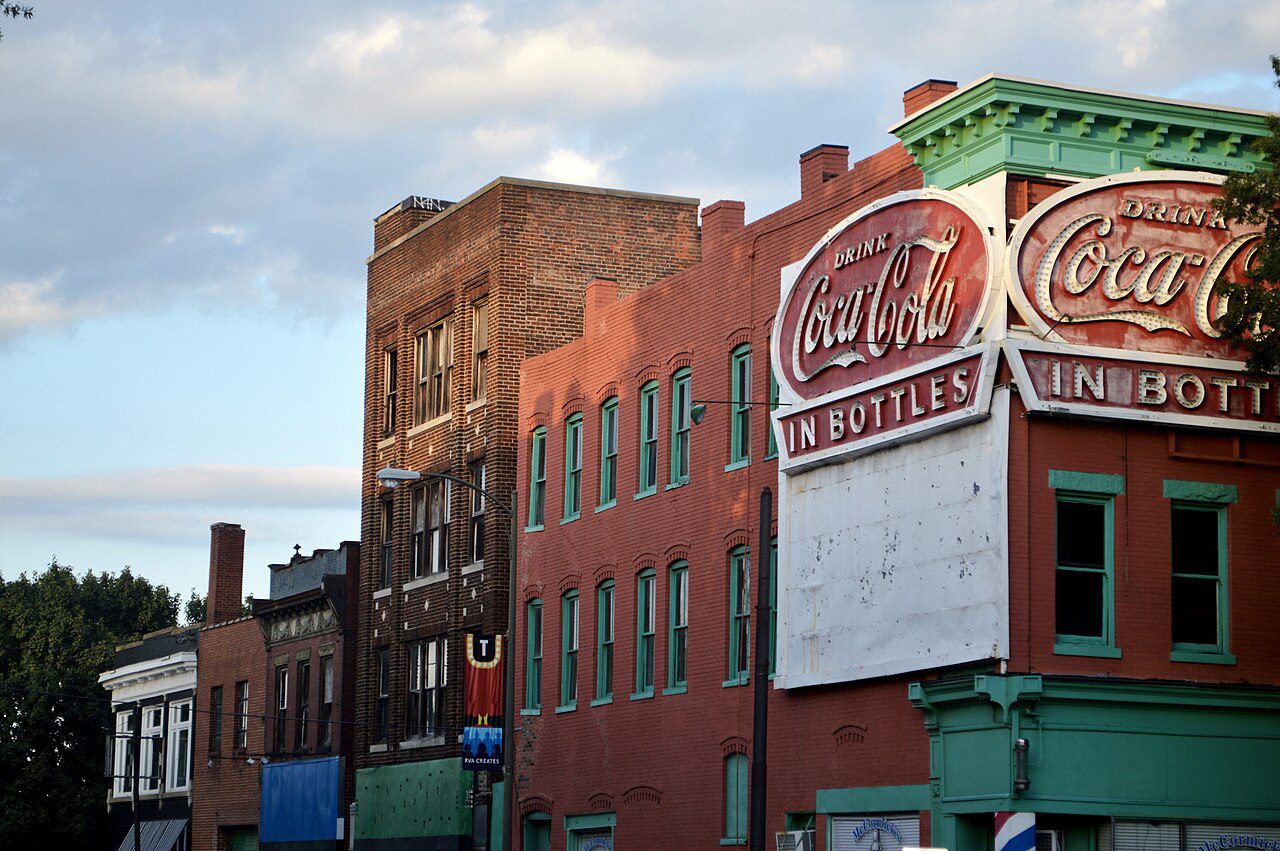 Esquina de 1st y East Broad Street en el centro de Richmond, Virginia