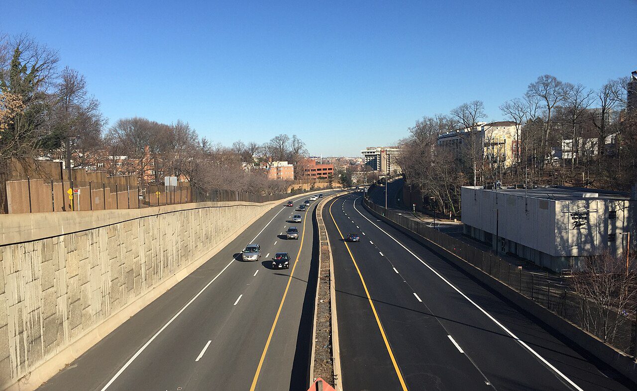 Tráfico en la Interstate 66 (Custis Memorial Parkway) en Arlington, Virginia