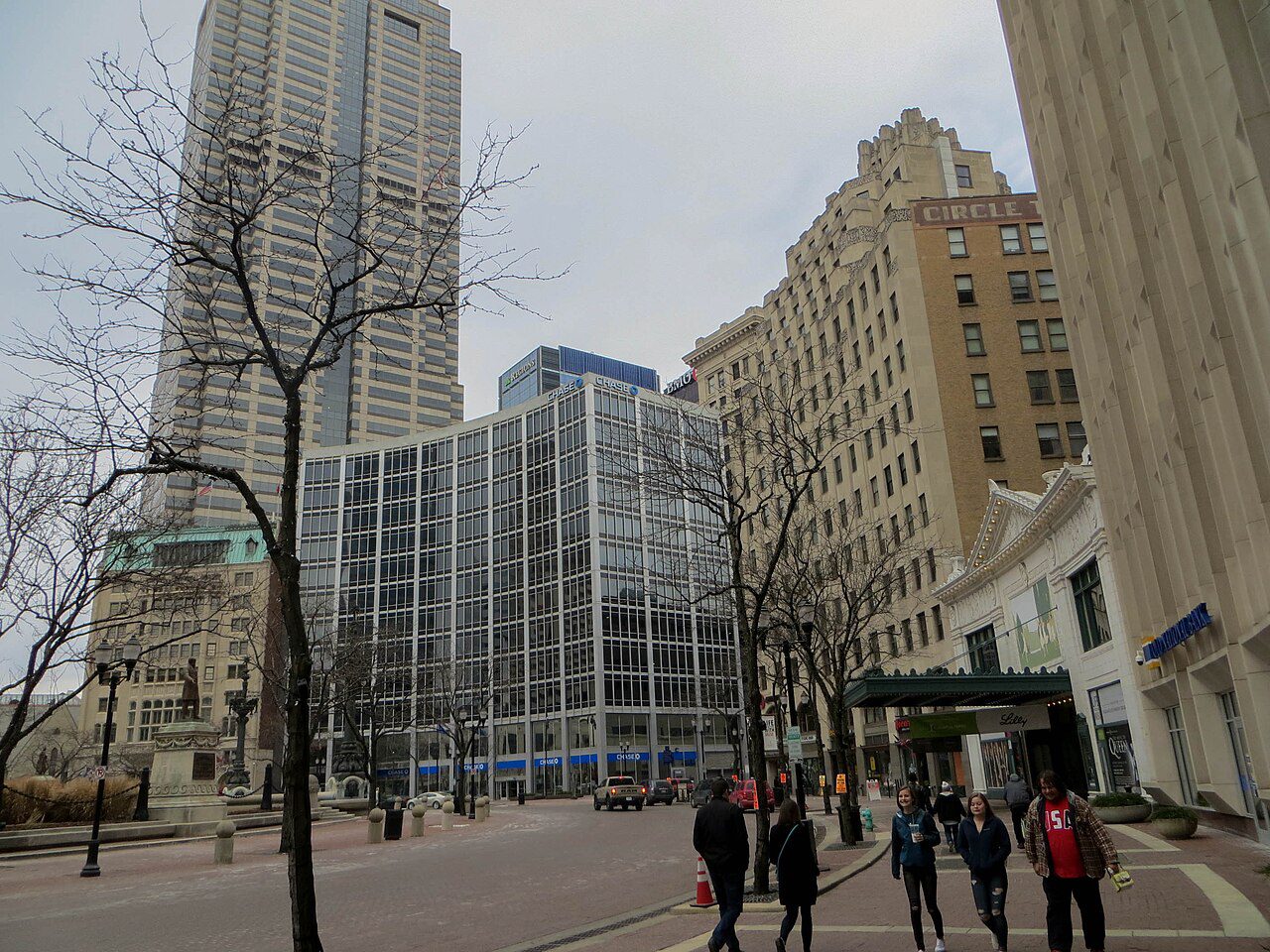 Monument Circle en el centro de Indianápolis, Indiana, con vehículos — placas temporales cerca de ti