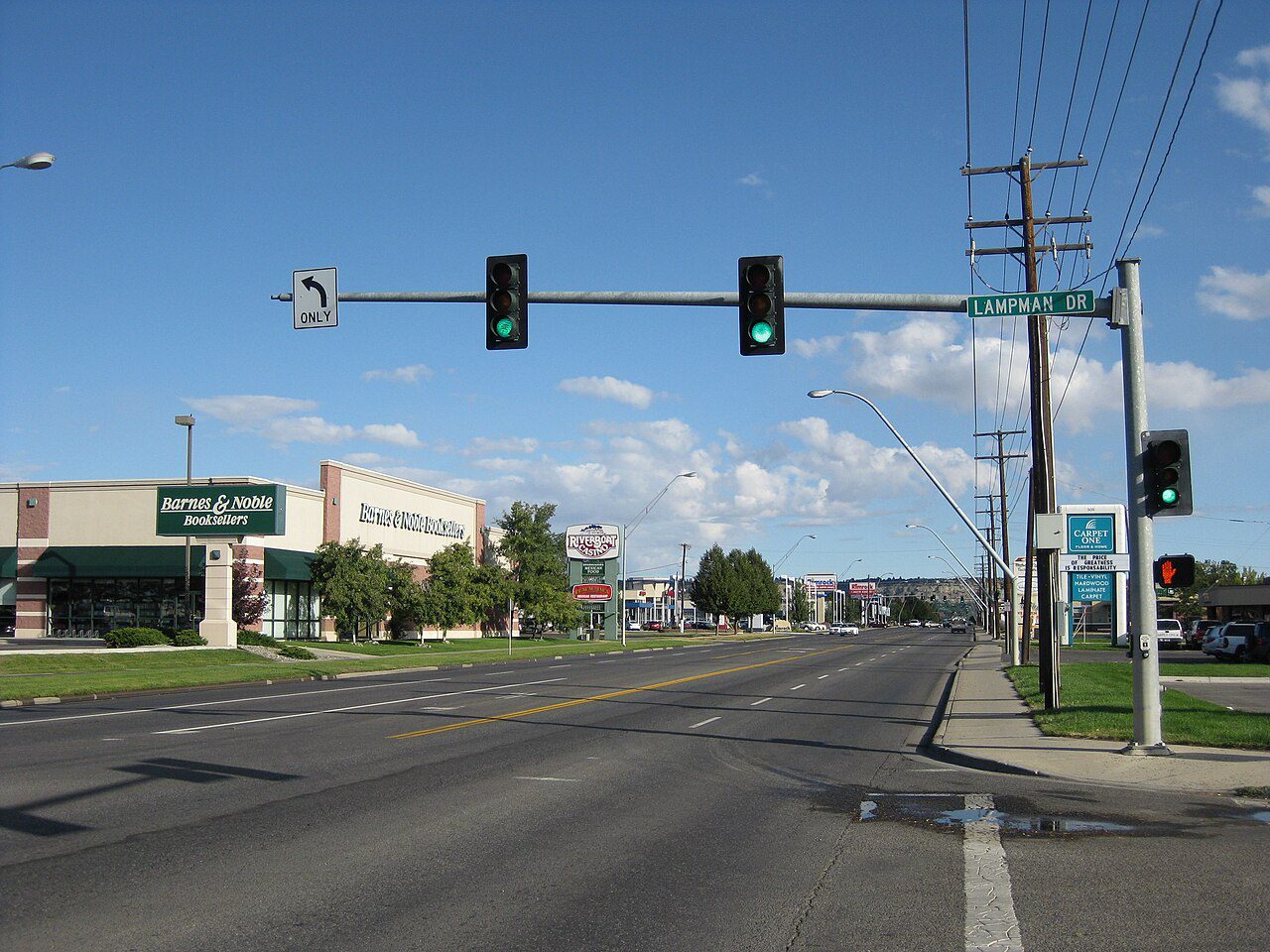 Vehículos en la calle 24 de Billings, Montana, ciudad donde se usan placas temporales del estado