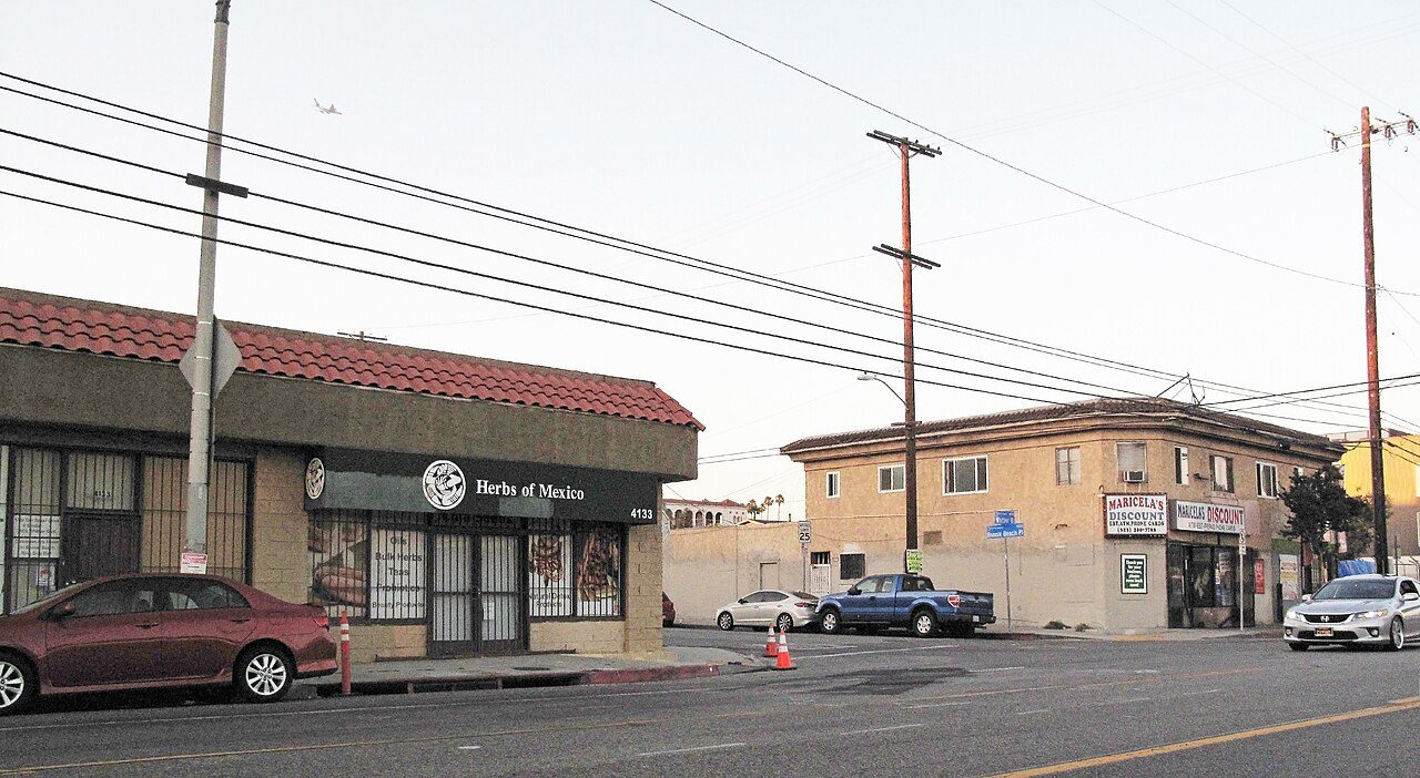 Whittier Boulevard con comercios en el Este de Los Ángeles, California