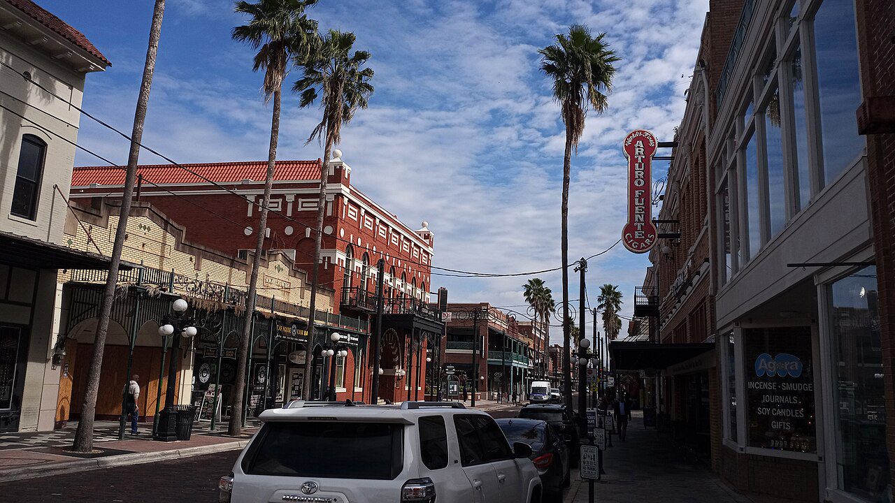La 7th Avenue de Ybor City en Tampa, Florida, corazón latino de la ciudad — placas temporales cerca de ti