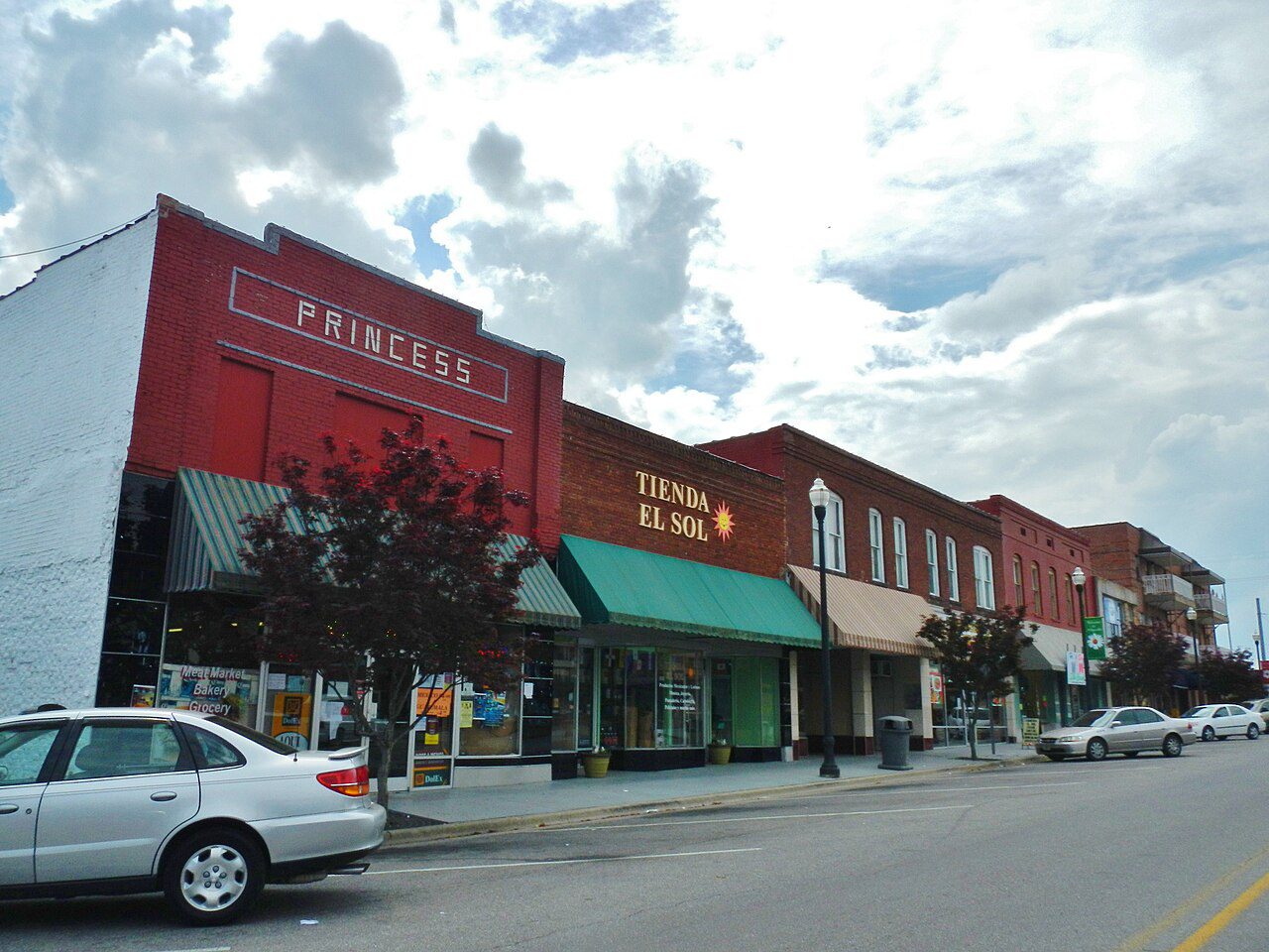 Centro de Albertville, Alabama, corazón hispano de Sand Mountain — placas temporales cerca de ti