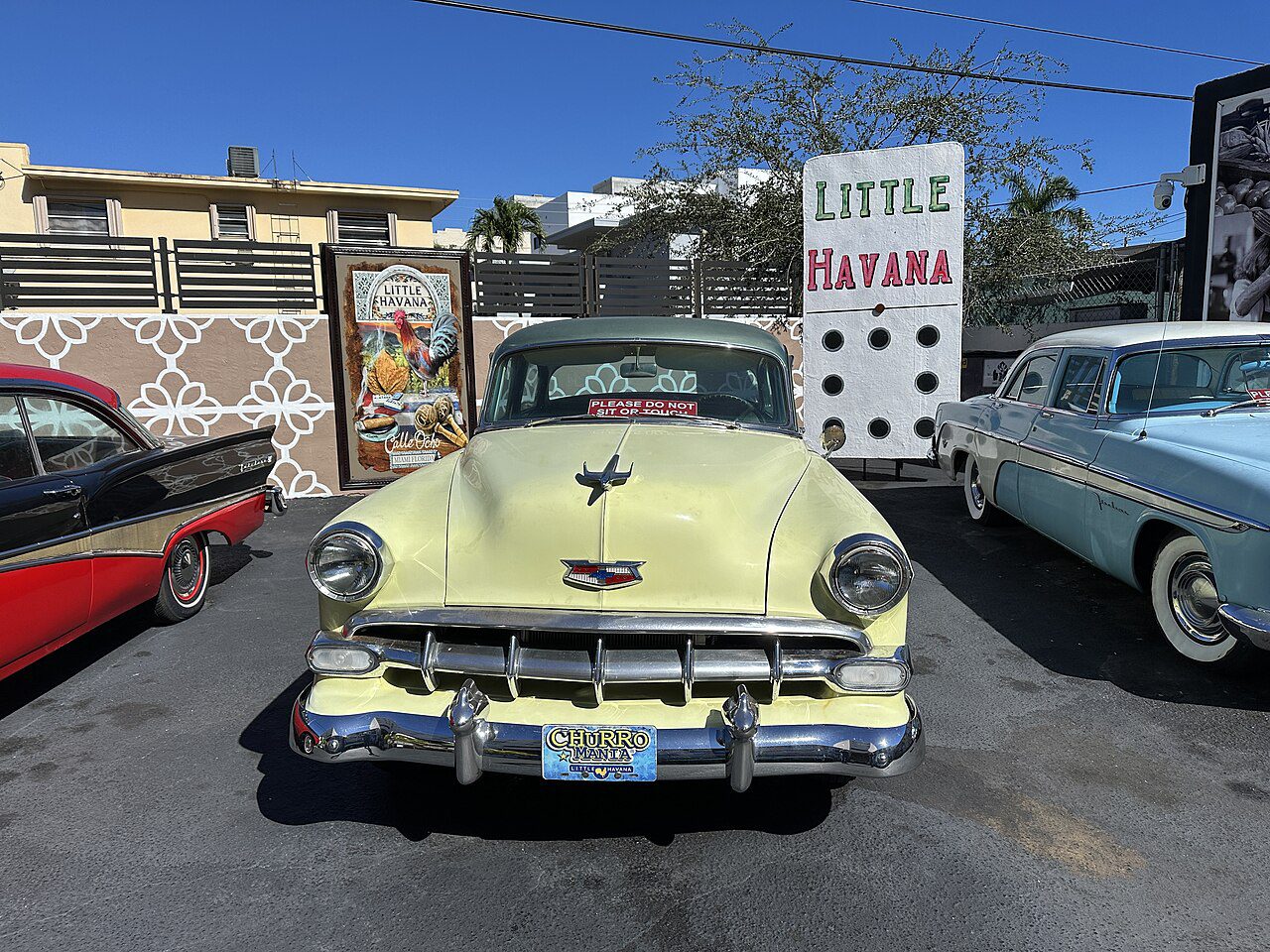 Carros en la Calle Ocho de Little Havana, Miami — el corazón hispano donde gestionamos placas temporales