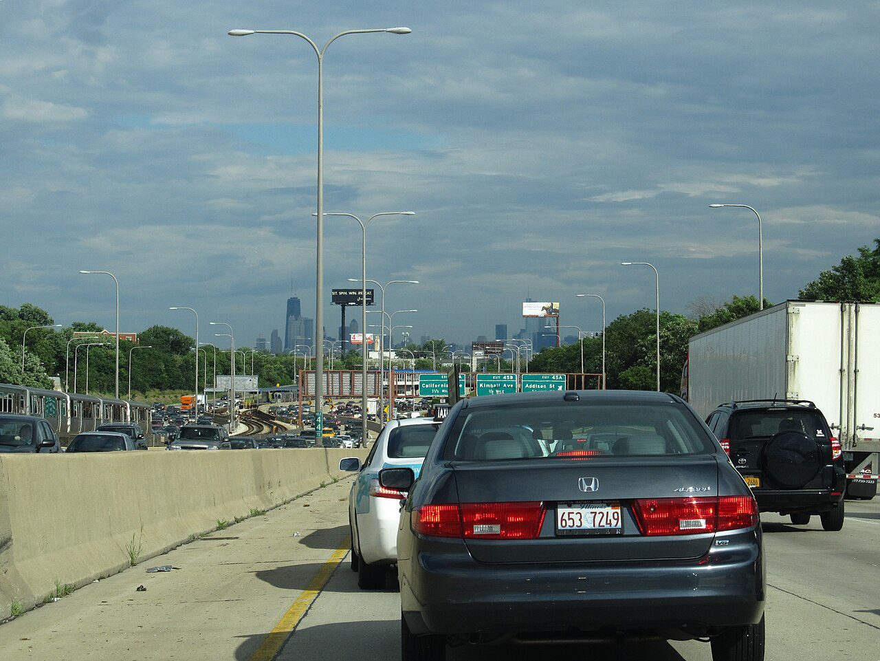 Vehículos en la Kennedy Expressway I-90/I-94 llegando a Chicago, Illinois, zona donde gestionamos placas temporales