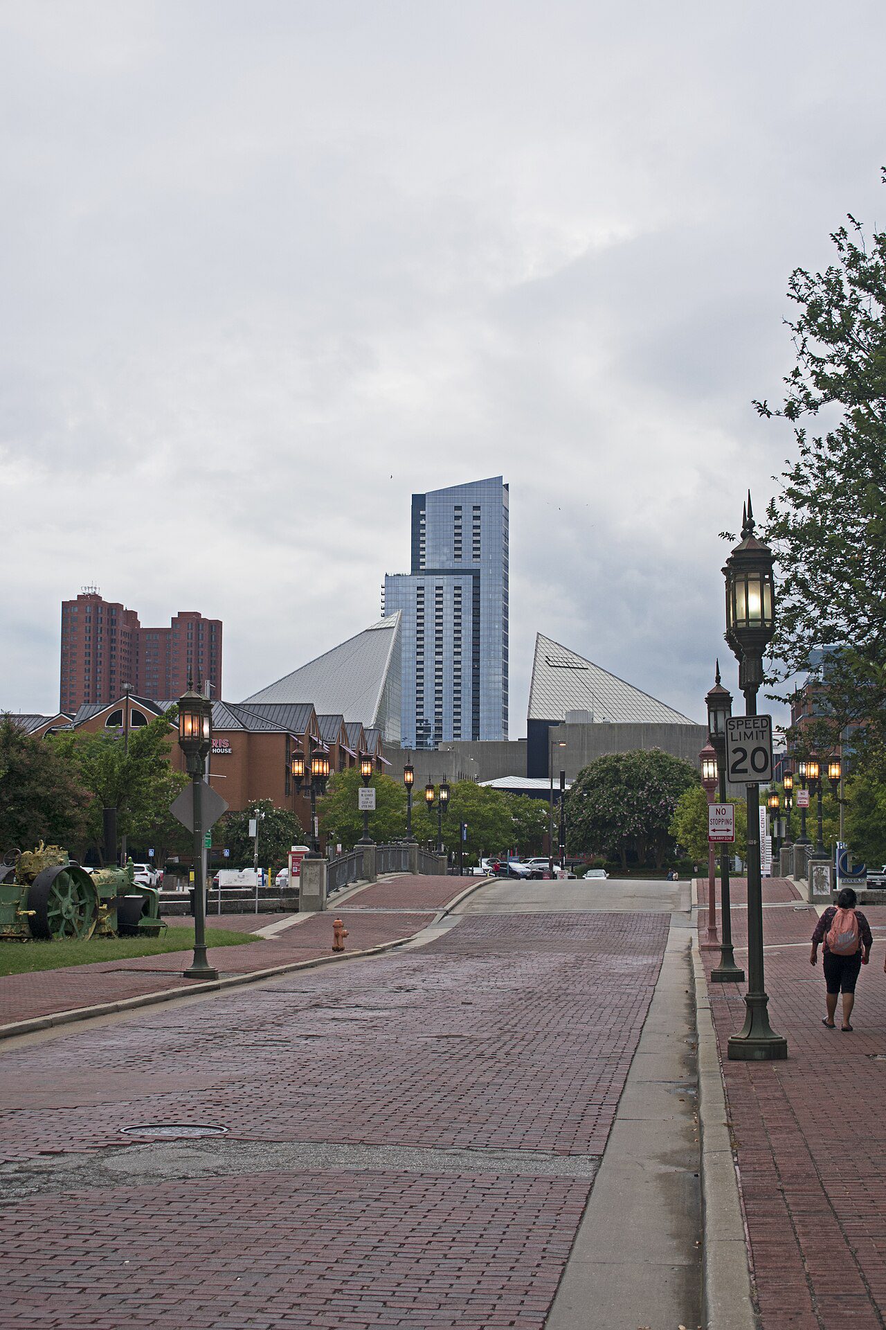 Eastern Avenue con vehículos vista desde South President Street en Baltimore, Maryland