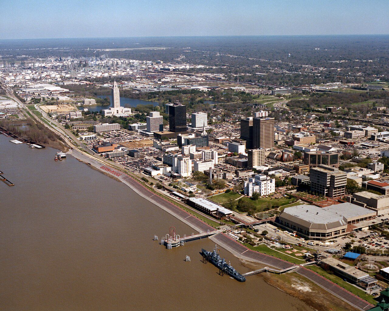 Vista de Baton Rouge, Luisiana, con el puente de la Interestatal 10 por donde circulan carros con placas temporales