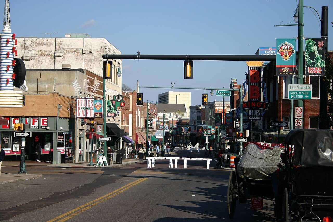 Beale Street con tráfico y letreros en Memphis, Tennessee