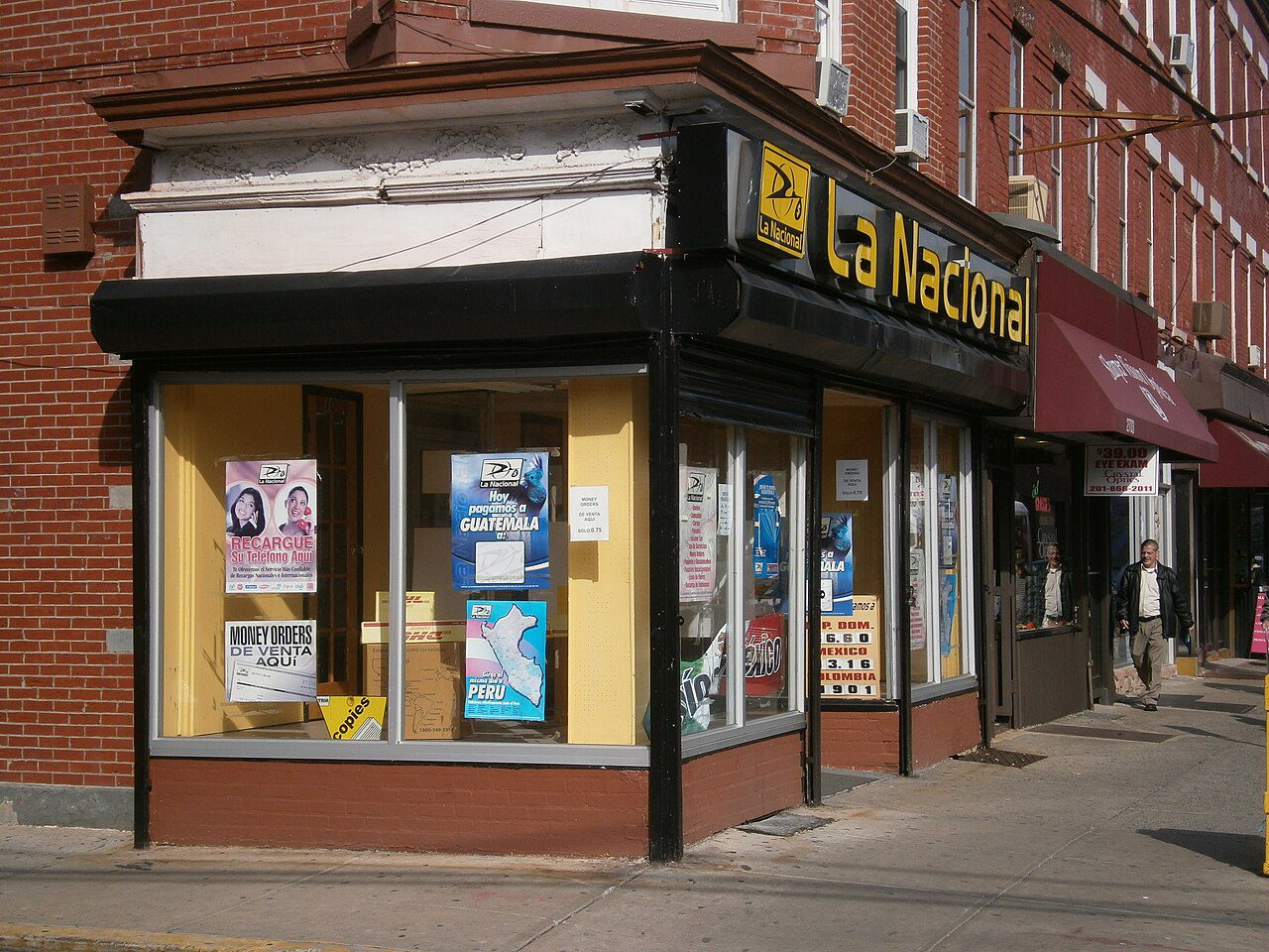 Comercios hispanos de la Bergenline Avenue en Union City, New Jersey, donde gestionamos placas temporales