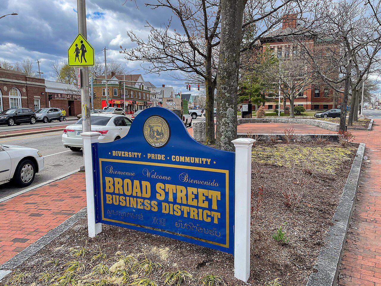 Distrito comercial de Broad Street en Providence, Rhode Island, corredor hispano donde gestionamos placas temporales