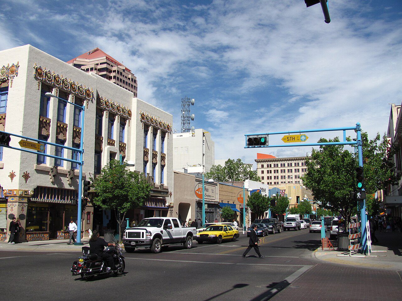 Central Avenue y 5th Street con vehículos en Albuquerque, Nuevo México, sobre la histórica Ruta 66