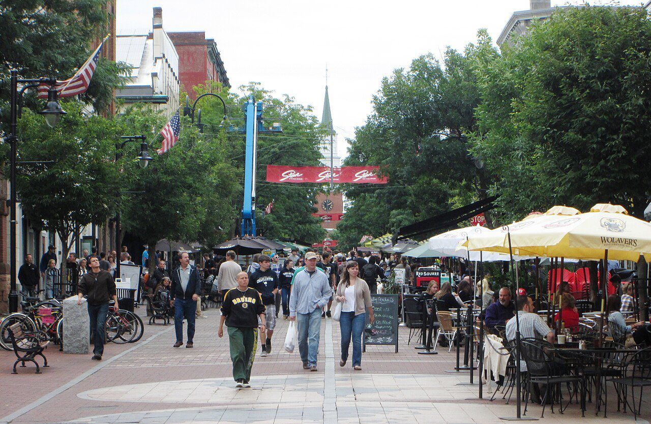 Church Street Marketplace en Burlington, Vermont, corazón comercial donde ayudamos con placas temporales