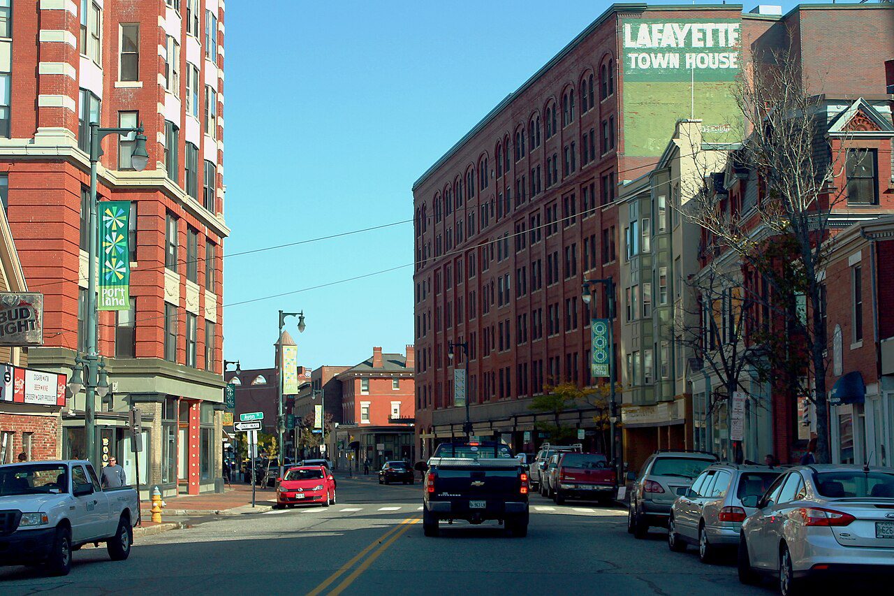 Congress Street en el centro de Portland, Maine, con vehículos — placas temporales cerca de ti