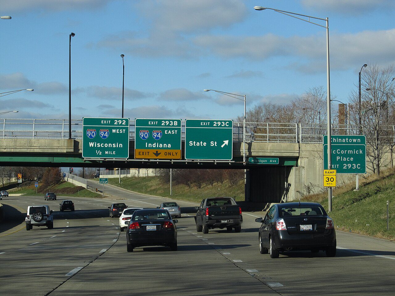 Tráfico en la Dan Ryan Expressway de Chicago, donde circulan carros con placas temporales de Illinois