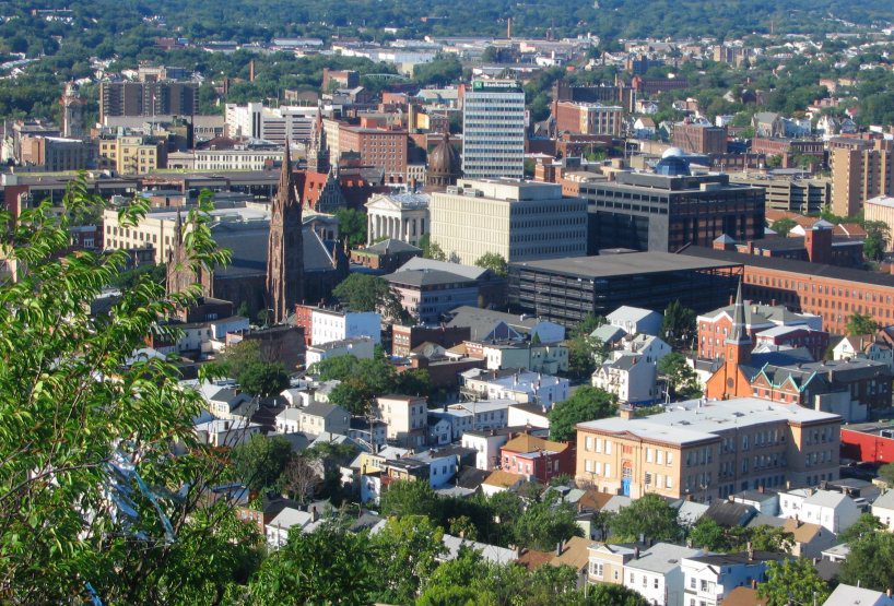Centro de Paterson, New Jersey, con comercios y tráfico — placas temporales cerca de ti en NJ