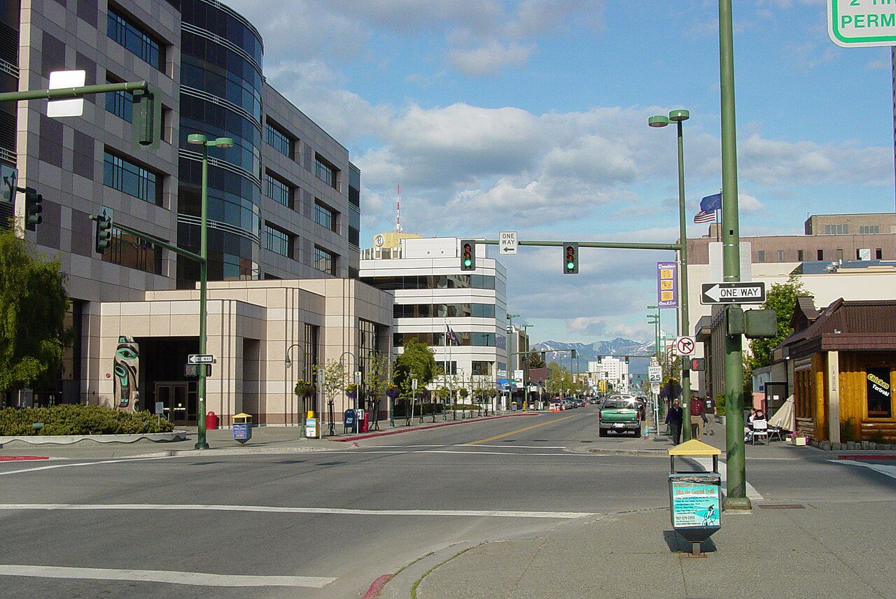 La 4th Avenue del centro de Anchorage, Alaska, con vehículos — placas temporales cerca de ti