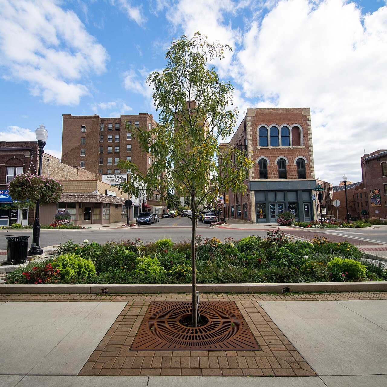 Calle del centro de Aurora, Illinois, con vehículos estacionados — placas temporales cerca de ti