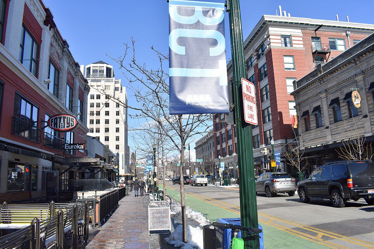 La 8th Street del centro de Boise, Idaho, con comercios y vehículos — placas temporales cerca de ti