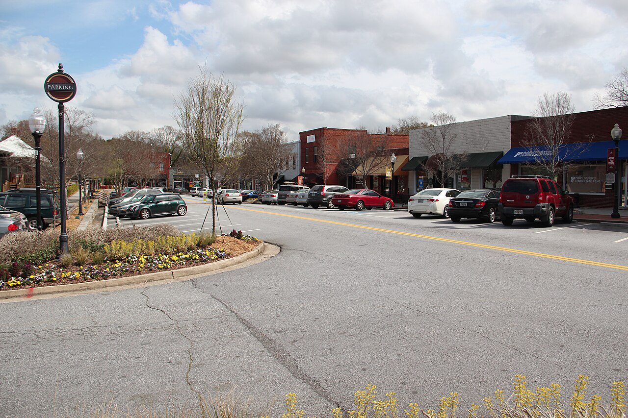 Calle del centro de Norcross, Georgia, en el corredor hispano de Gwinnett — placas temporales cerca de ti