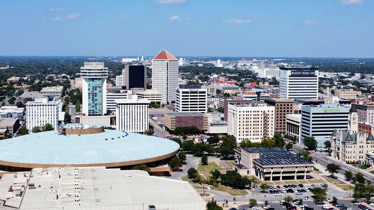 Centro de Wichita, Kansas, ciudad donde gestionamos placas temporales para la comunidad hispana
