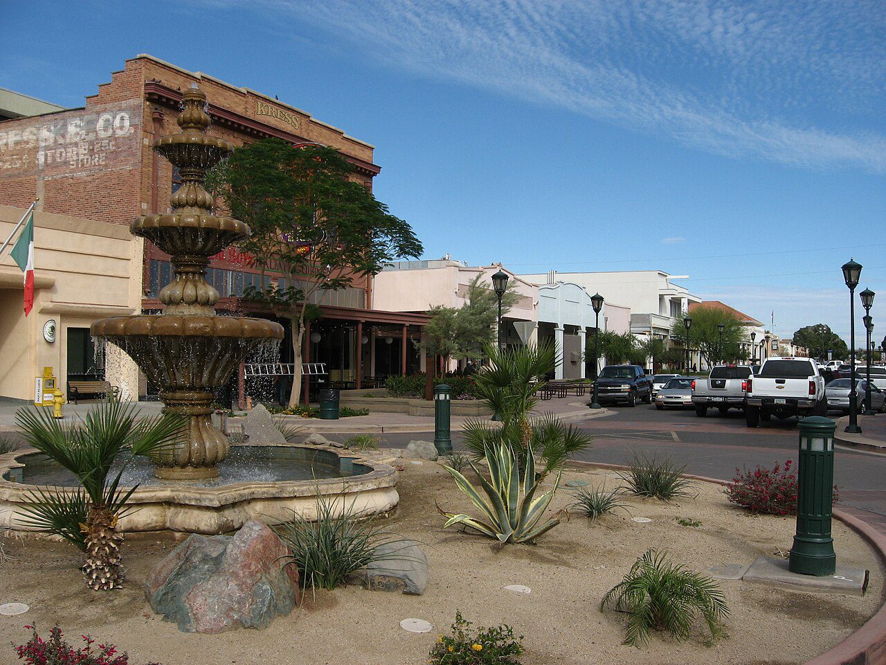 Main Street con vehículos en el centro de Yuma, Arizona