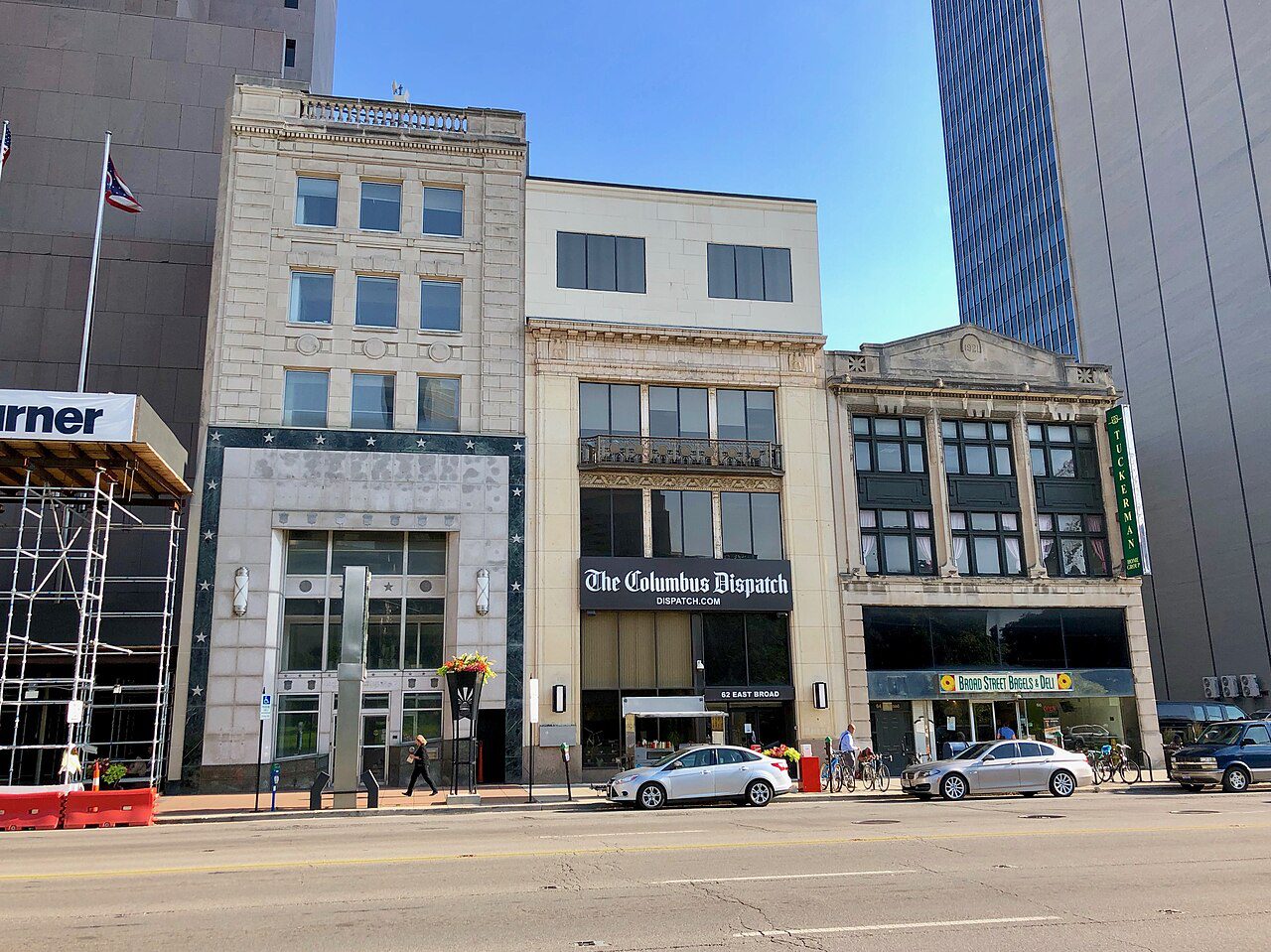 East Broad Street con vehículos en el centro de Columbus, Ohio