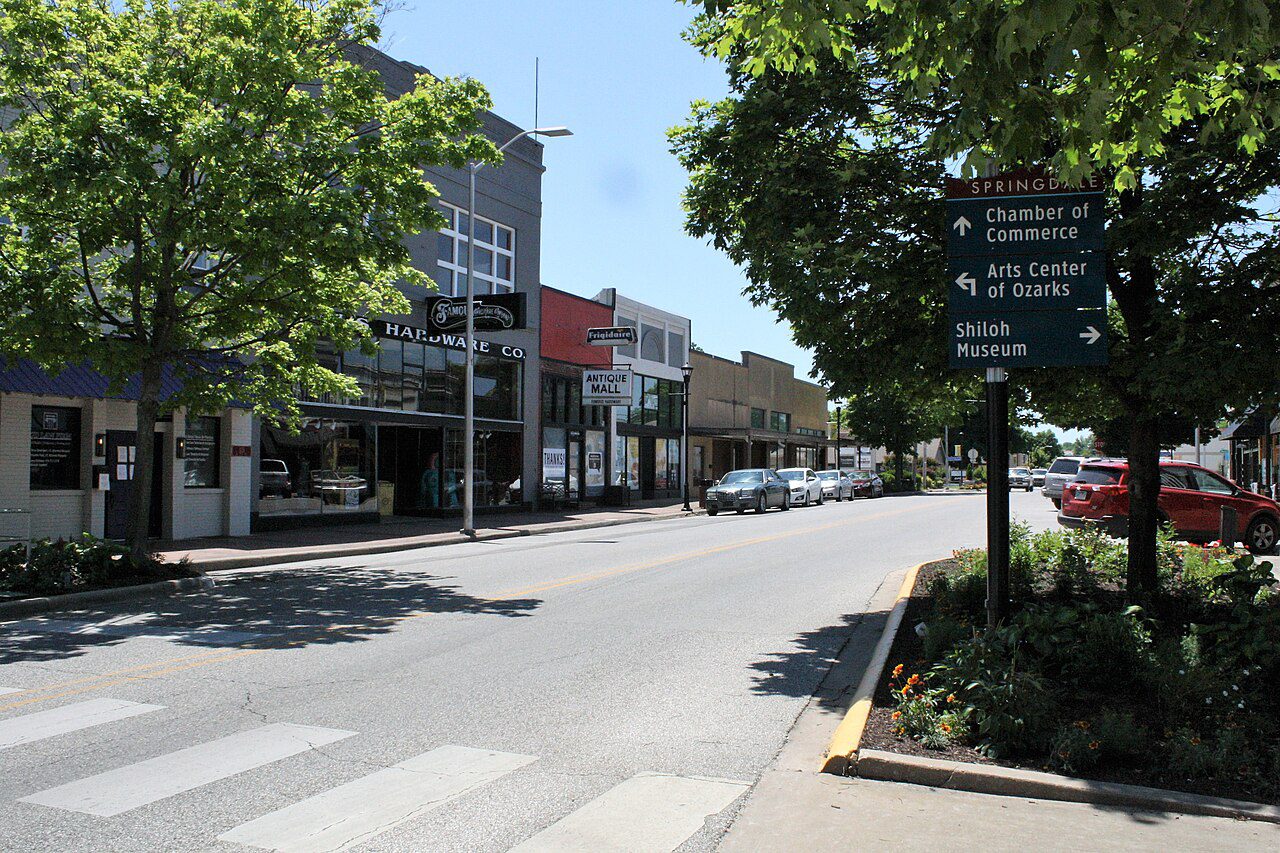 Emma Avenue en el downtown de Springdale, Arkansas, corazón de la comunidad hispana del noroeste