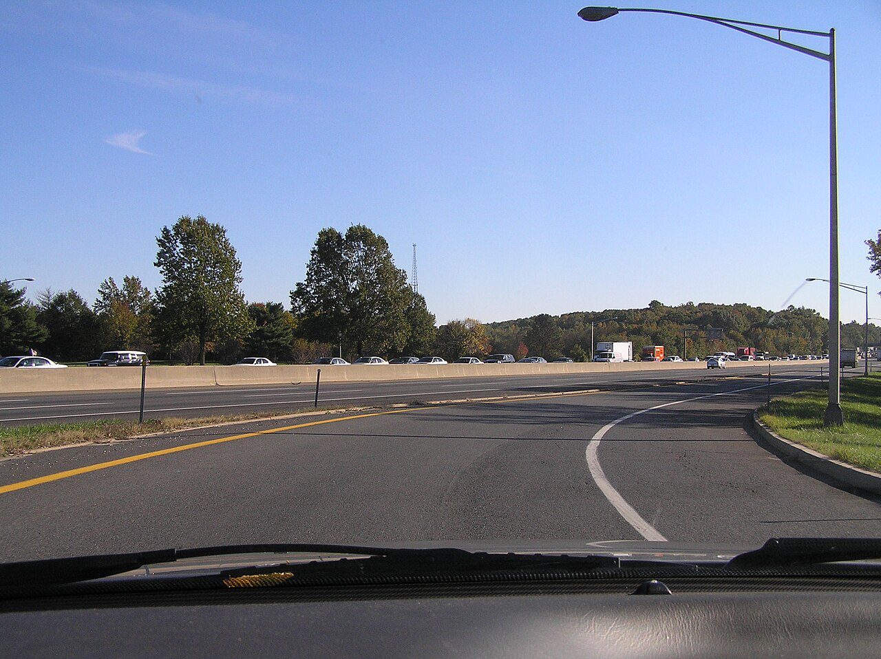 Vehículos entrando al New Jersey Turnpike por el Exit 8, ruta donde circulan carros con placas temporales de New Jersey