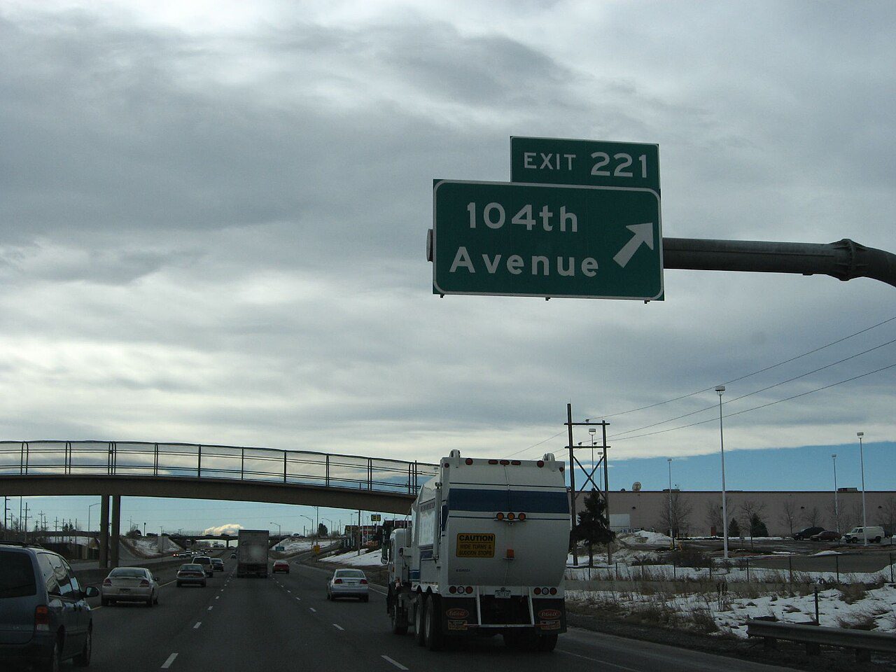 Tráfico en la Interestatal 25 rumbo a Denver, Colorado, con vehículos que circulan con placas temporales