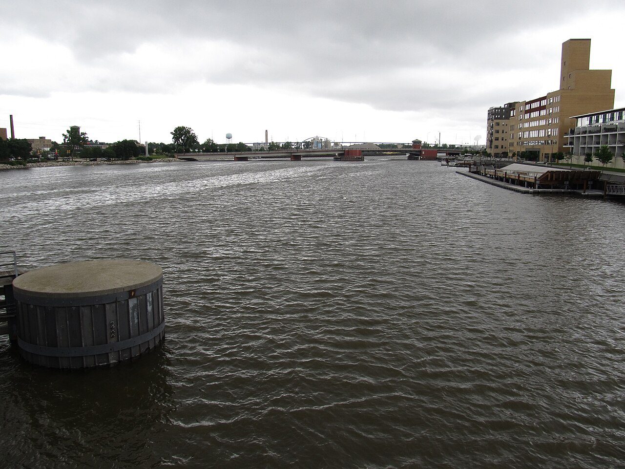 Downtown de Green Bay, Wisconsin, sobre el Fox River