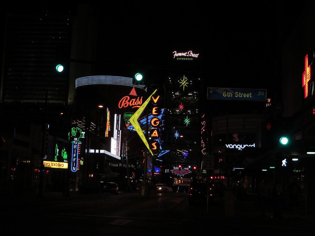 Fremont East District en el downtown de Las Vegas, Nevada, con comercios de calle