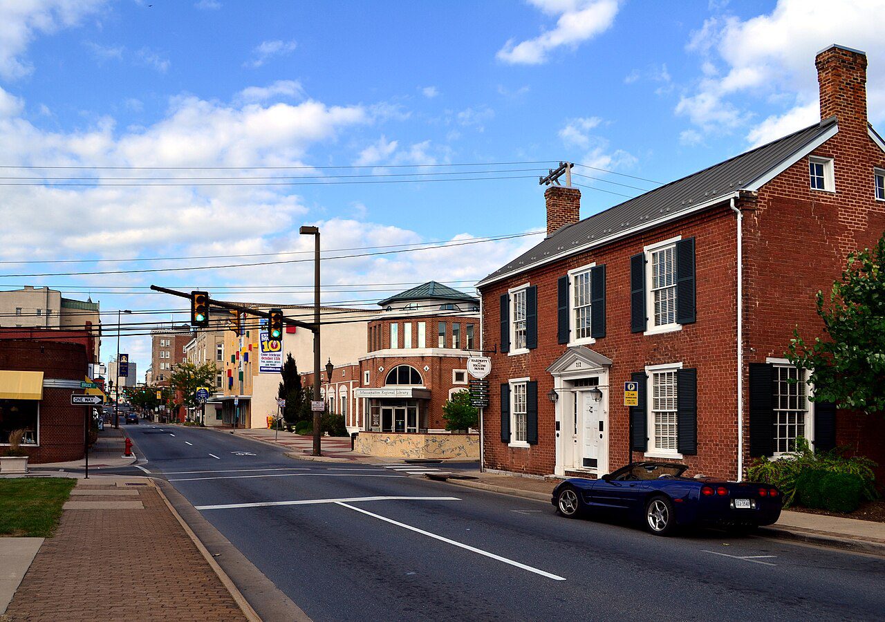 Main Street con vehículos en el centro histórico de Harrisonburg, Virginia