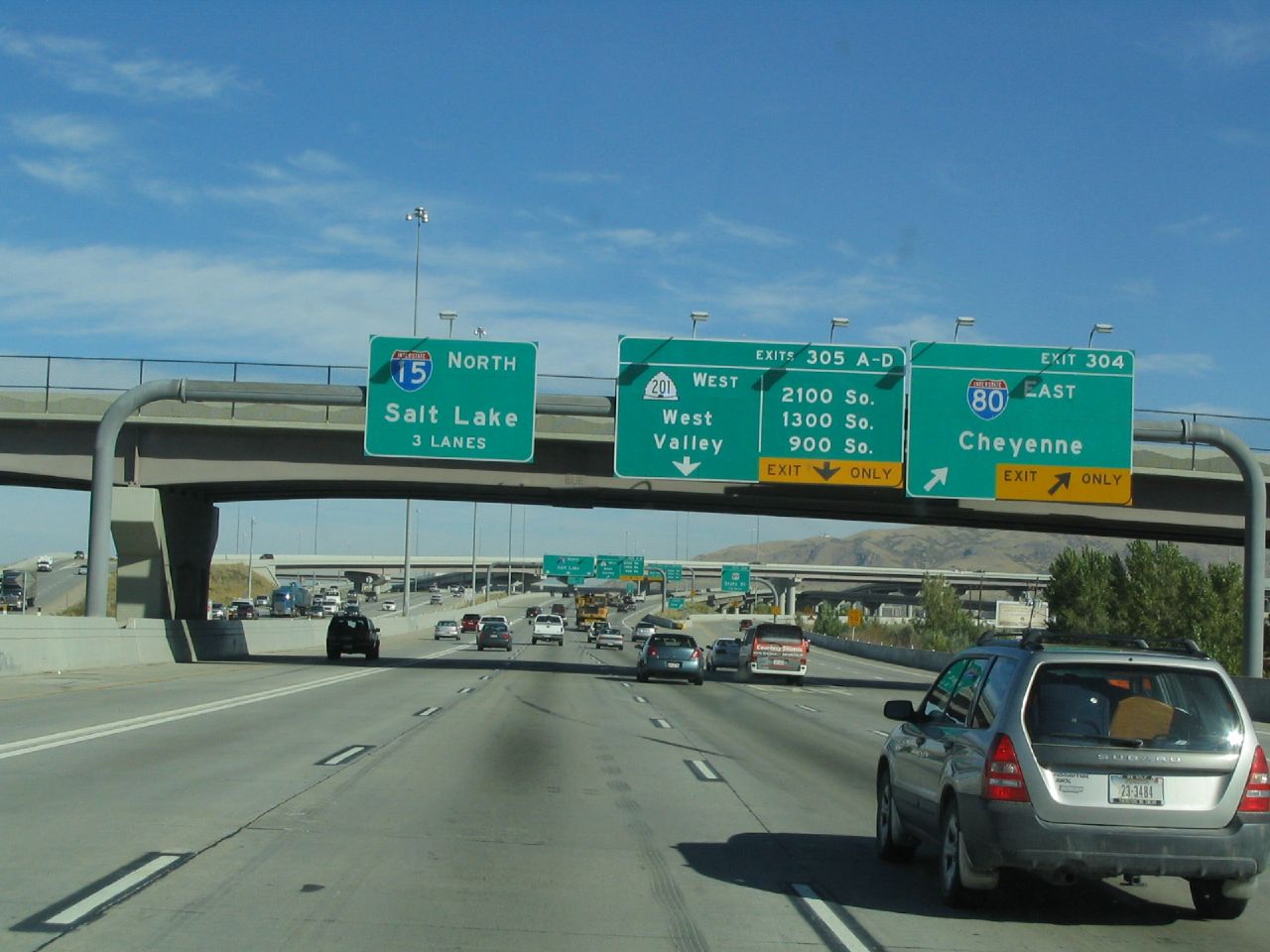 Tráfico en la Interestatal 15 acercándose al Spaghetti Bowl de Salt Lake City, Utah, donde se usan placas temporales