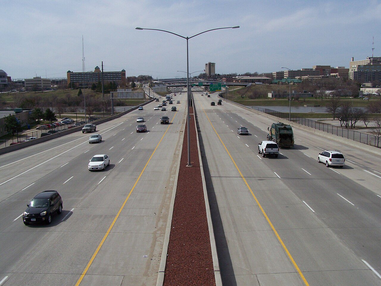 Tráfico sobre la Interstate 235 en Des Moines, Iowa