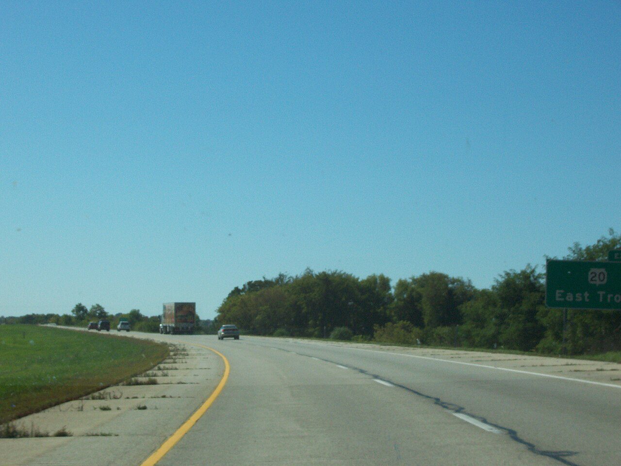 Tráfico en la Interestatal 43 de Wisconsin, corredor Milwaukee-Racine donde se usan placas temporales