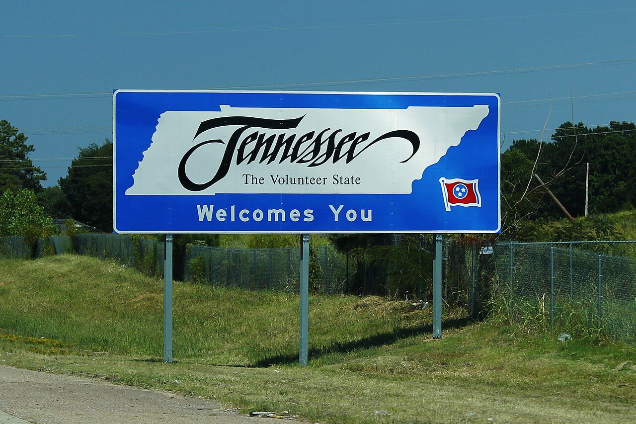 Letrero Welcome to Tennessee en la Interestatal 55, entrada al estado donde tramitamos placas temporales