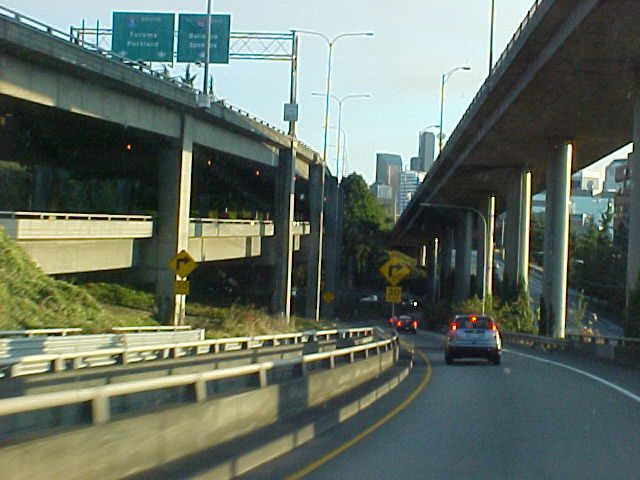 Tráfico en la Interestatal 5 en Seattle, Washington, donde circulan vehículos con placas temporales