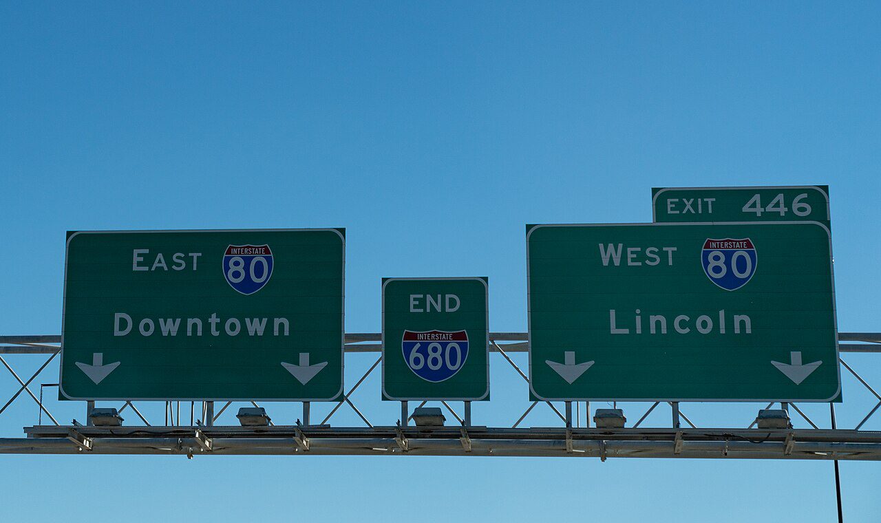 Letreros de la I-80 hacia Omaha y Lincoln en Nebraska, corredor donde circulan carros con placas temporales