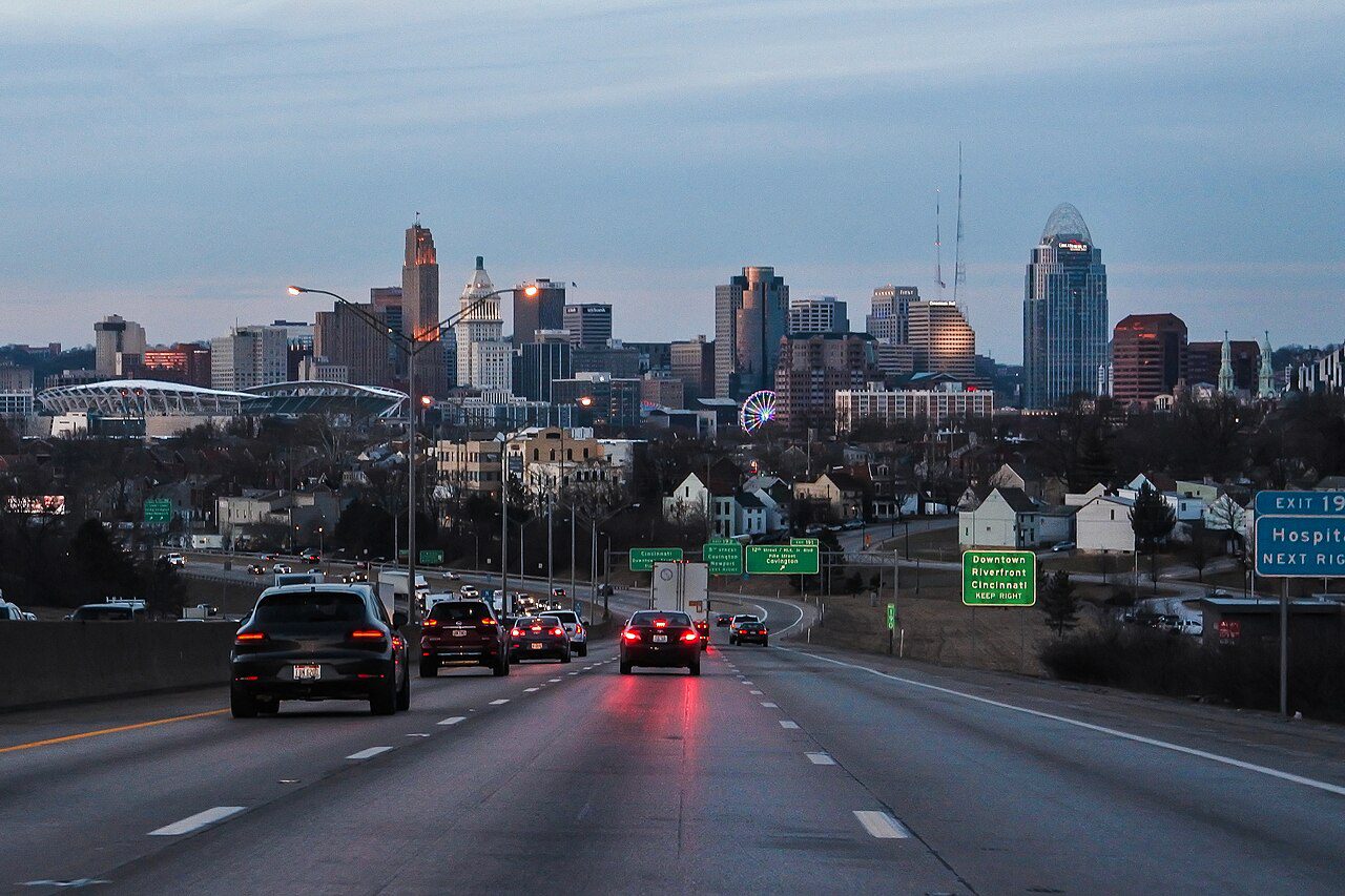 Tráfico en las interestatales I-71 e I-75 entrando a Cincinnati, Ohio