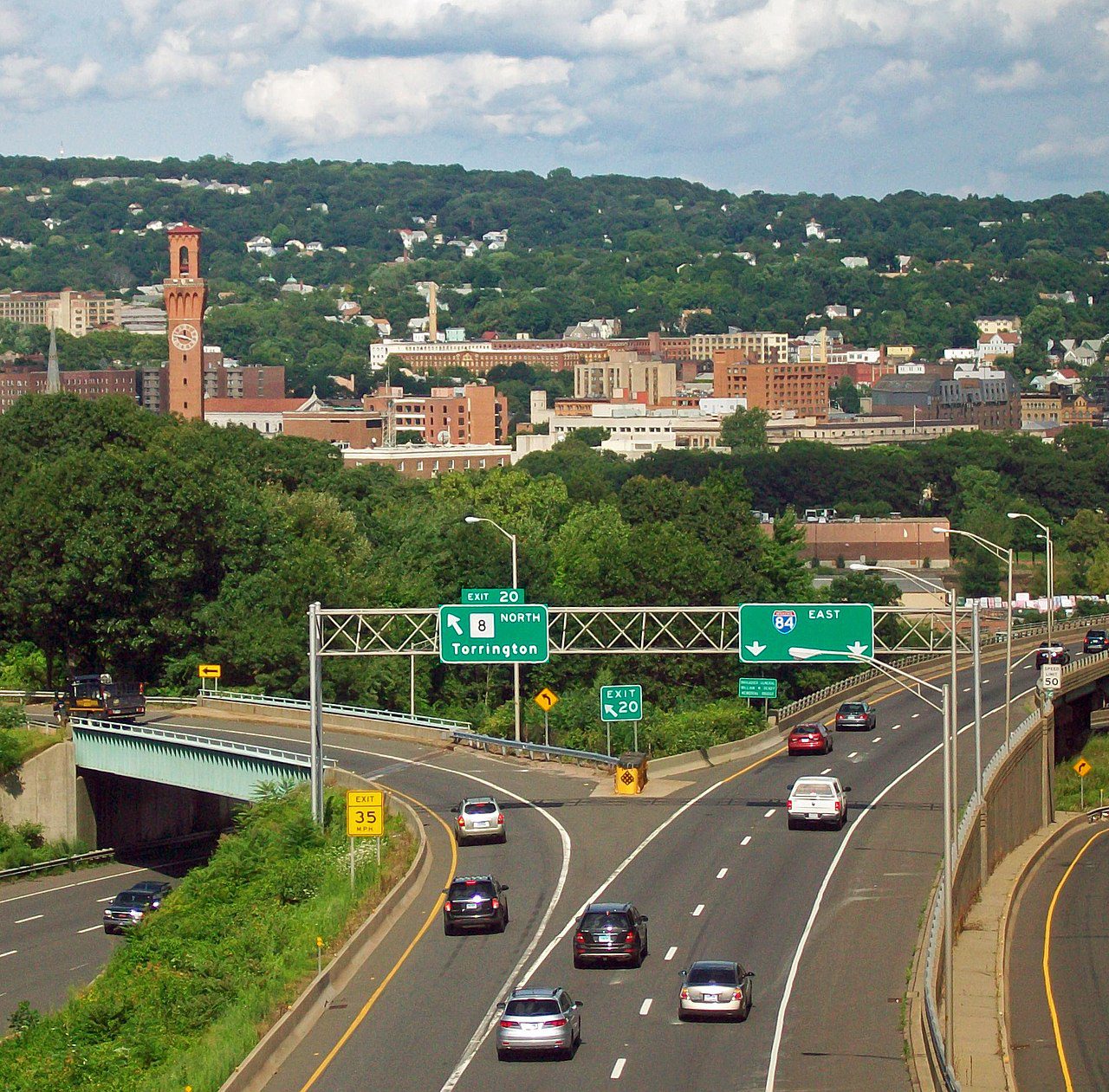 Tráfico en la Interstate 84 llegando al centro de Waterbury, Connecticut, con su torre del reloj