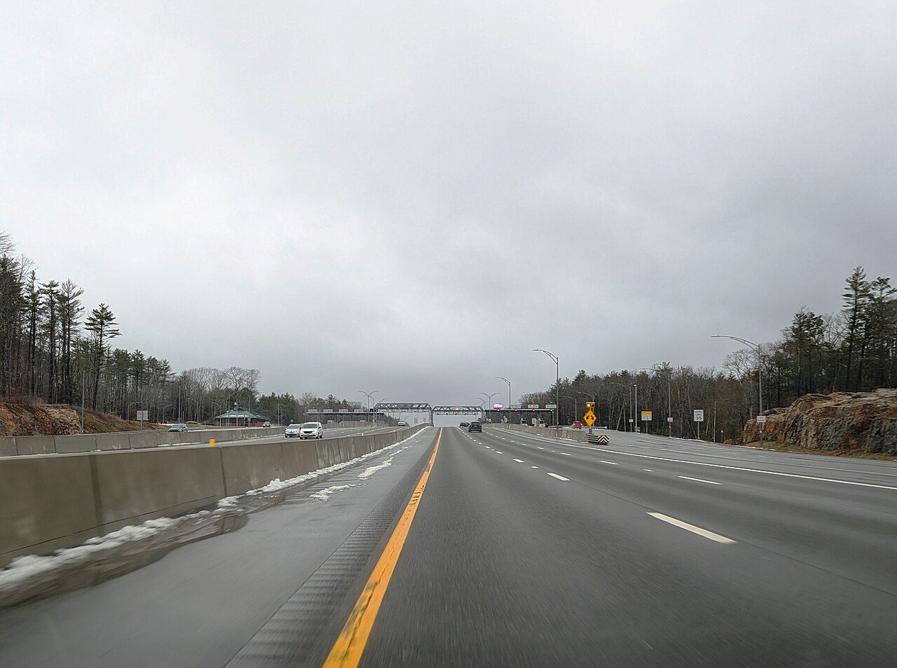 Vehículos en el peaje de York del Maine Turnpike I-95, entrada al estado donde se usan placas temporales