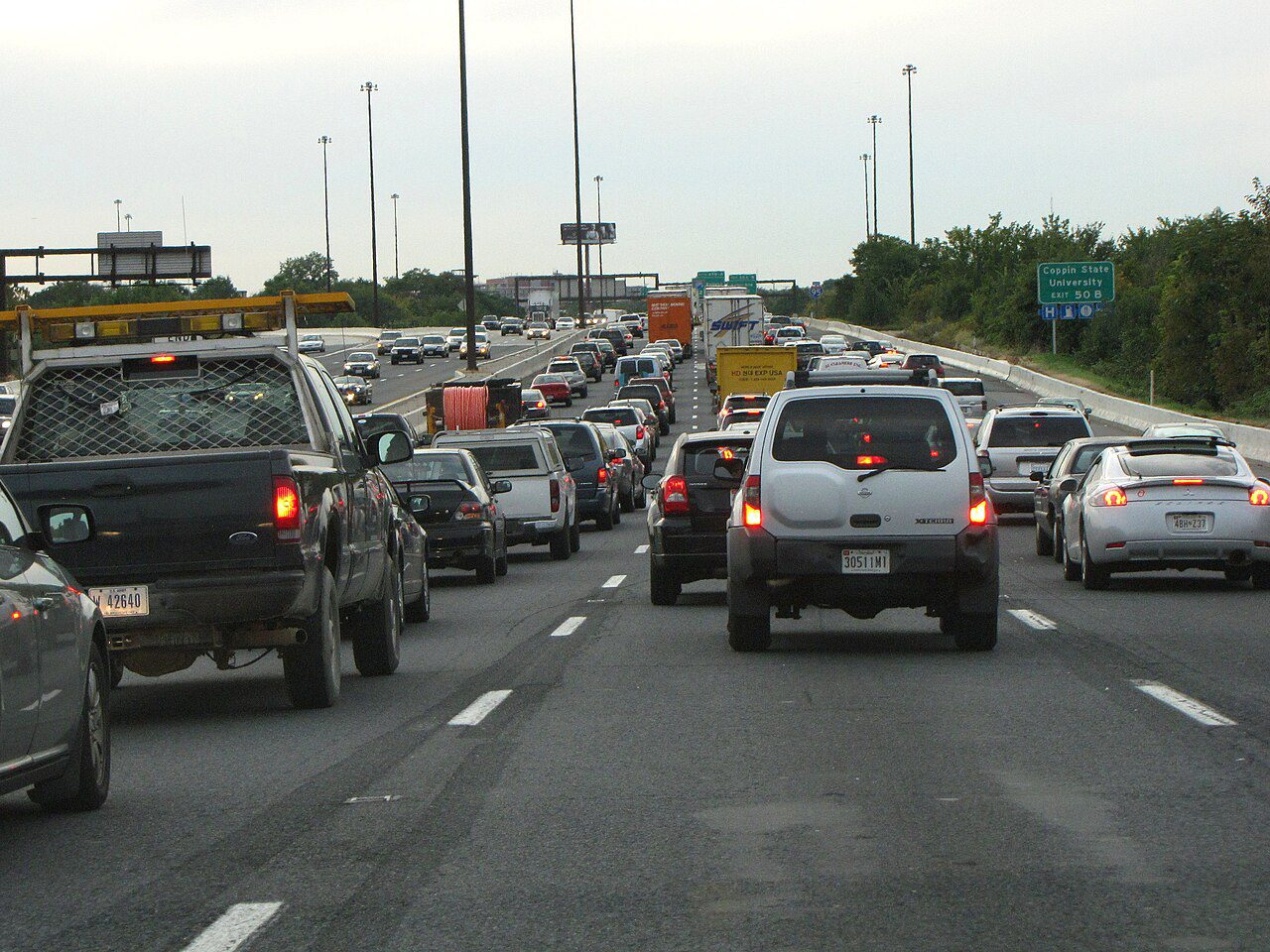 Tráfico en la Interestatal 95 en Baltimore, Maryland, donde circulan vehículos con placas temporales
