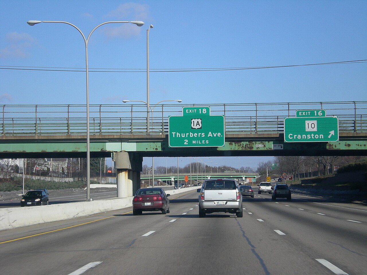 Tráfico en la Interestatal 95 en Providence, Rhode Island, donde circulan vehículos con placas temporales