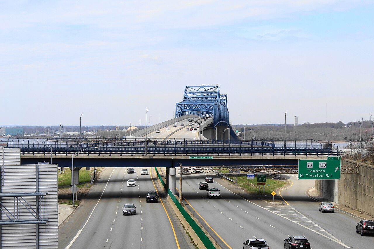Vehículos en la Interestatal 195 en Fall River, Massachusetts, comunidad donde gestionamos placas temporales