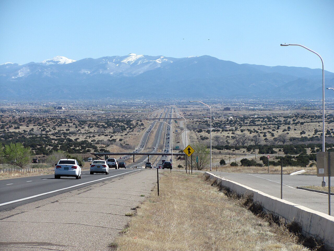 Vehículos en la Interestatal 25 llegando a Santa Fe, Nuevo México, ruta donde se usan placas temporales
