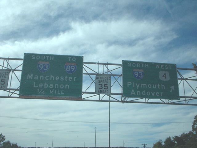 Vehículos en la Interestatal 393 de New Hampshire, corredor Concord-Manchester donde se usan placas temporales