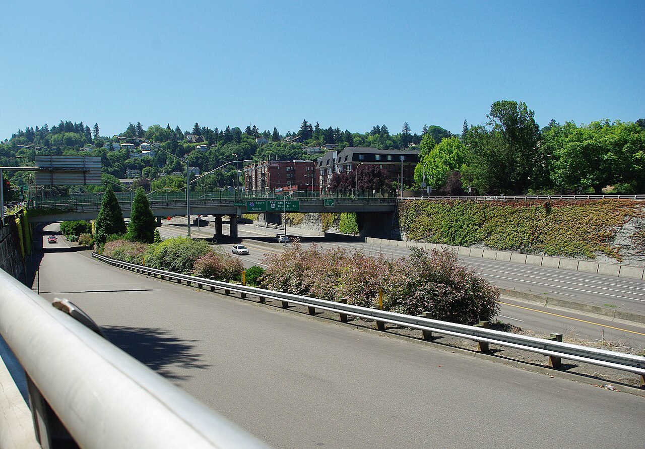 Tráfico en la Interestatal 405 en Portland, Oregon, donde circulan carros con placas temporales